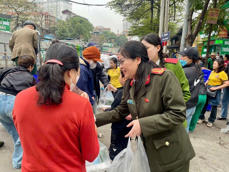 CÔNG AN PHƯỜNG LÁNG TRAO GỬI YÊU THƯƠNG ĐẾN CÁC BỆNH NHÂN UNG THƯ- Ảnh 3.