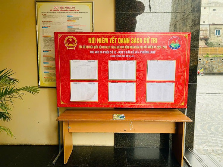 UBND PHƯỜNG LÁNG NIÊM YẾT DANH SÁCH CỬ TRI TẠI 21/21 KHU VỰC BỎ PHIẾU- Ảnh 5.