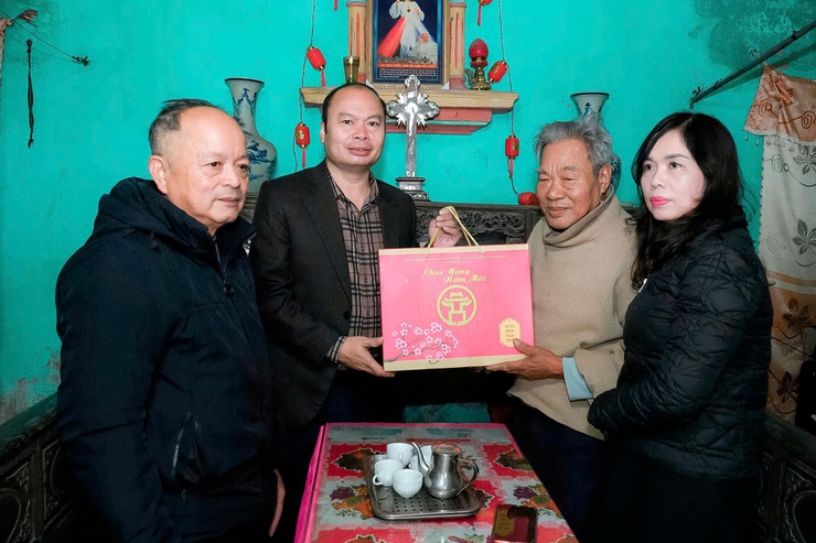 Đồng chí Chủ tịch UBND xã đi thăm, trao tặng 11 suất quà tết tới các gia đình chính sách tiêu biểu- Ảnh 5.