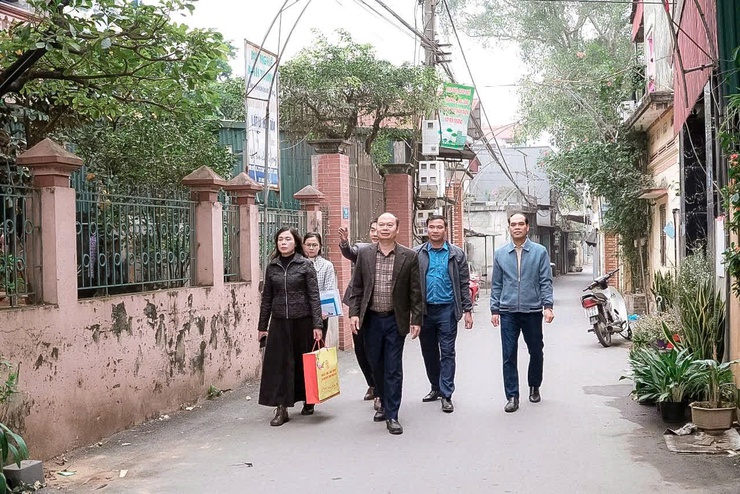 Đồng chí Chủ tịch UBND xã đi thăm, trao tặng 11 suất quà tết tới các gia đình chính sách tiêu biểu- Ảnh 2.