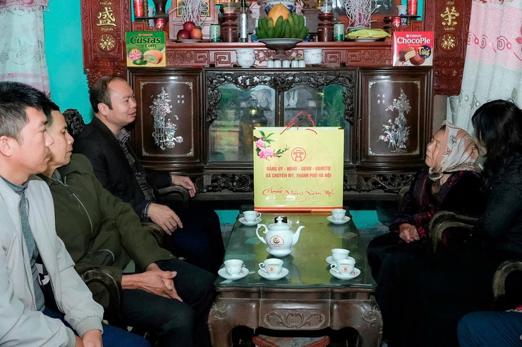 Đồng chí Chủ tịch UBND xã đi thăm, trao tặng 11 suất quà tết tới các gia đình chính sách tiêu biểu- Ảnh 3.