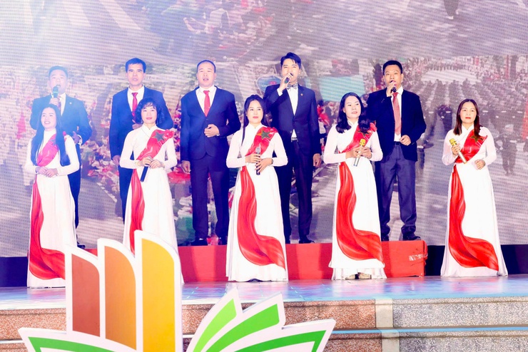 CHƯƠNG TRÌNH NGHỆ THUẬT CHÀO MỪNG THÀNH CÔNG ĐẠI HỘI ĐẠI BIỂU TOÀN QUỐC LẦN THỨ XIV CỦA ĐẢNG VỚI CHỦ ĐỀ “KHÚC TRÁNG CA DƯỚI CỜ ĐẢNG”- Ảnh 8.