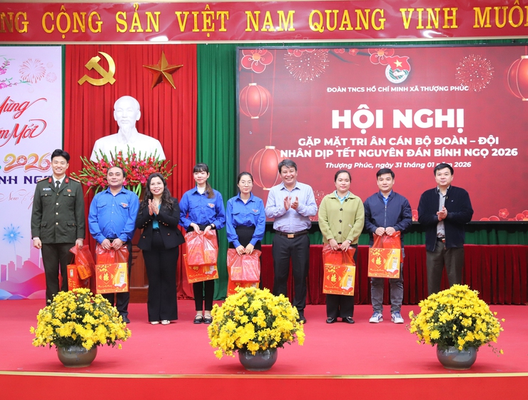 Đoàn thanh niên xã thượng phúc mang Xuân yêu thương đến học sinh có hoàn cảnh khó khăn trong xã- Ảnh 4.