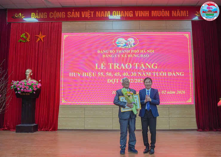 LỄ TRAO TẶNG HUY HIỆU ĐẢNG ĐỢT 03/02/2026 TẠI XÃ HƯNG ĐẠO- Ảnh 3.