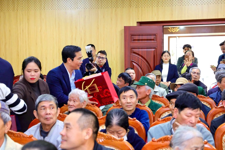 ĐỒNG CHÍ NGUYỄN HỮU NGHĨA- ỦY VIÊN BCH TRUNG ƯƠNG ĐẢNG, BÍ THƯ TỈNH ỦY HƯNG YÊN TỔ CHỨC TRAO QUÀ TẾT NGUYÊN ĐÁN BÍNH NGỌ NĂM 2026 CHO CÁC GIA ĐÌNH CHÍNH SÁCH, NGƯỜI CÓ CÔNG TRÊN ĐỊA BÀN XÃ THƯ LÂM- Ảnh 7.