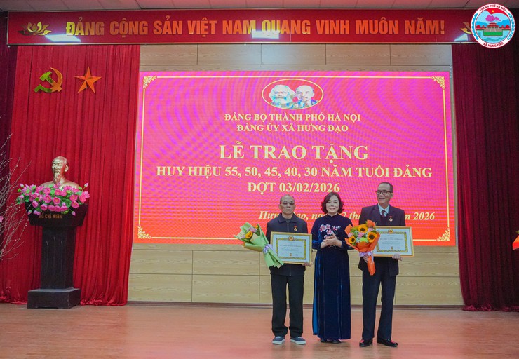 LỄ TRAO TẶNG HUY HIỆU ĐẢNG ĐỢT 03/02/2026 TẠI XÃ HƯNG ĐẠO- Ảnh 4.