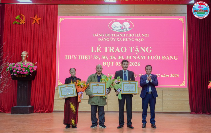 LỄ TRAO TẶNG HUY HIỆU ĐẢNG ĐỢT 03/02/2026 TẠI XÃ HƯNG ĐẠO- Ảnh 5.