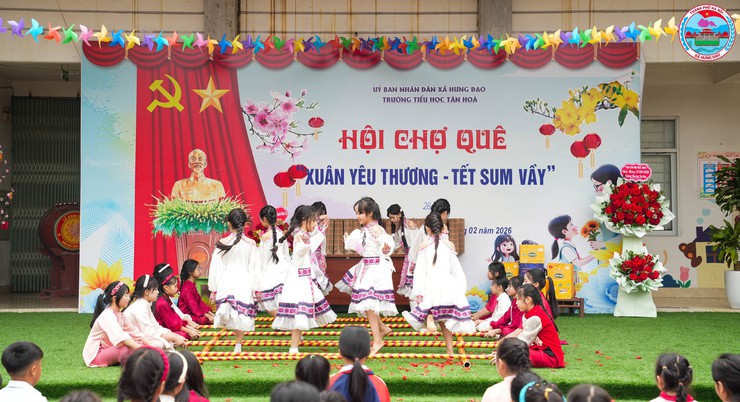 HỘI CHỢ XUÂN 2026 TẠI TRƯỜNG TIỂU HỌC TÂN HÒA DIỄN RA SÔI NỔI, ĐẬM ĐÀ BẢN SẮC TẾT CỔ TRUYỀN- Ảnh 8.