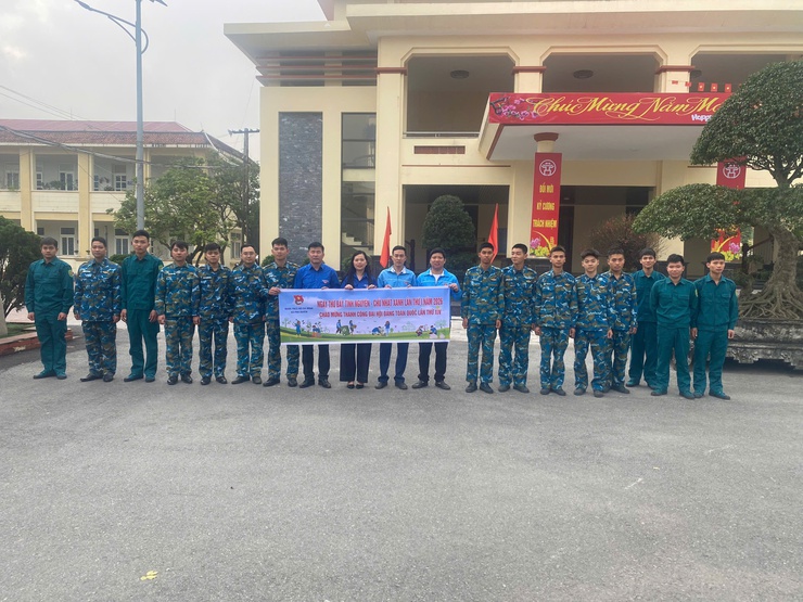 Đoàn Thanh niên xã Phú Xuyên ra quân vệ sinh môi trường chào Tết Nguyên đán Bính Ngọ 2026- Ảnh 1.