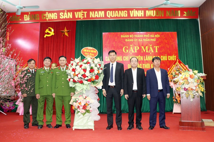 Tặng hoa chúc mừng Đảng uỷ xã nhân kỷ niệm 96 năm ngày thành lập Đảng- Ảnh 4.