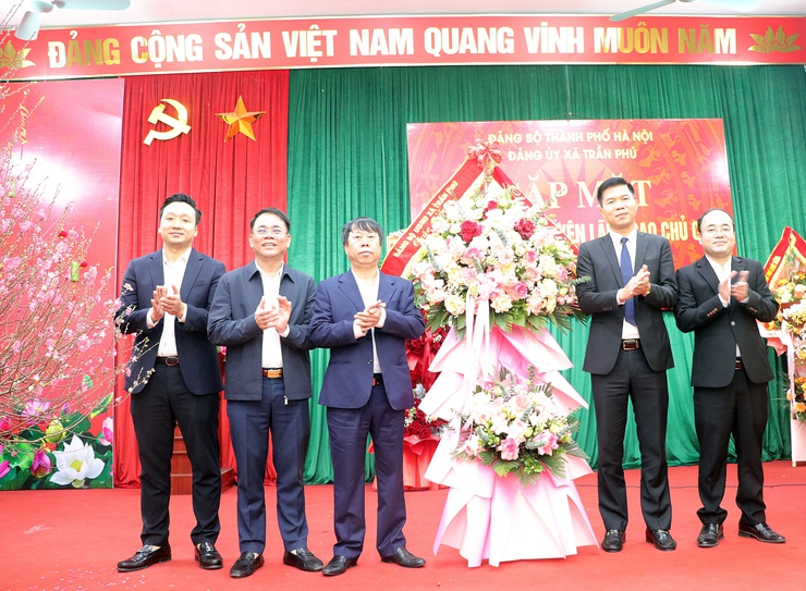 Tặng hoa chúc mừng Đảng uỷ xã nhân kỷ niệm 96 năm ngày thành lập Đảng- Ảnh 2.