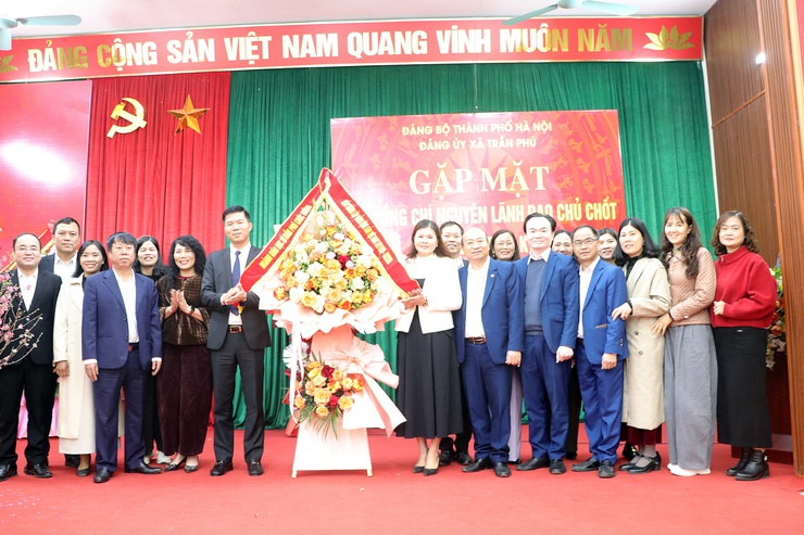 Tặng hoa chúc mừng Đảng uỷ xã nhân kỷ niệm 96 năm ngày thành lập Đảng- Ảnh 3.