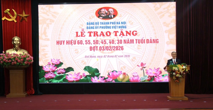 Đảng bộ phường Việt Hưng trang trọng tổ chức lễ trao tặng Huy hiệu Đảng đợt 03/02/2026- Ảnh 3.