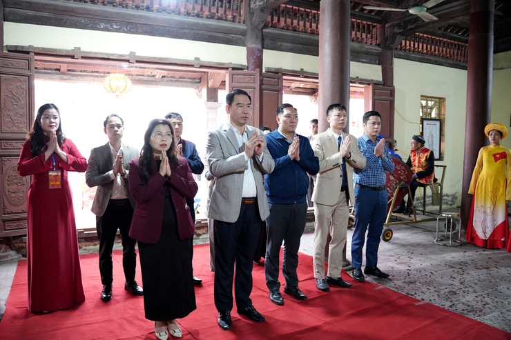 Bí thư Đảng ủy xã dâng hương tại Lễ hội truyền thống thôn Nguyên Bì- Ảnh 1.