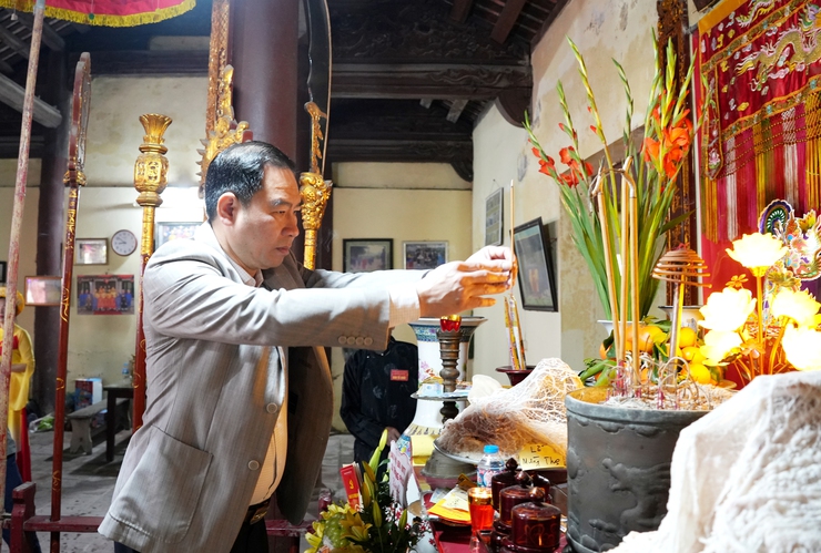 Bí thư Đảng ủy xã dâng hương tại Lễ hội truyền thống thôn Nguyên Bì- Ảnh 2.