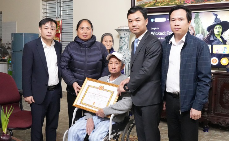 Phó Bí thư Thường trực Đảng uỷ xã Bát Tràng trao Huy hiệu Đảng tại nhà; thăm, tặng quà gia đình chính sách, hộ khó khăn dịp Tết Nguyên đán Bính Ngọ 2026- Ảnh 2.