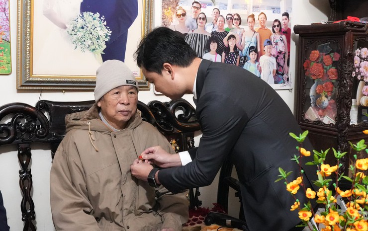 Phó Bí thư Thường trực Đảng uỷ xã Bát Tràng trao Huy hiệu Đảng tại nhà; thăm, tặng quà gia đình chính sách, hộ khó khăn dịp Tết Nguyên đán Bính Ngọ 2026- Ảnh 1.