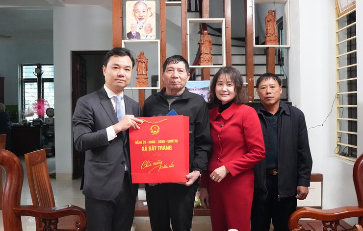 Phó Bí thư Thường trực Đảng uỷ xã Bát Tràng trao Huy hiệu Đảng tại nhà; thăm, tặng quà gia đình chính sách, hộ khó khăn dịp Tết Nguyên đán Bính Ngọ 2026- Ảnh 7.