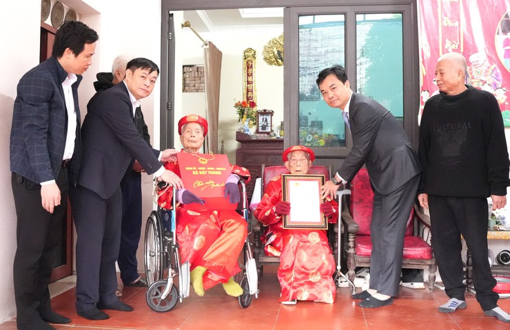 Phó Bí thư Thường trực Đảng uỷ xã Bát Tràng trao Huy hiệu Đảng tại nhà; thăm, tặng quà gia đình chính sách, hộ khó khăn dịp Tết Nguyên đán Bính Ngọ 2026- Ảnh 6.