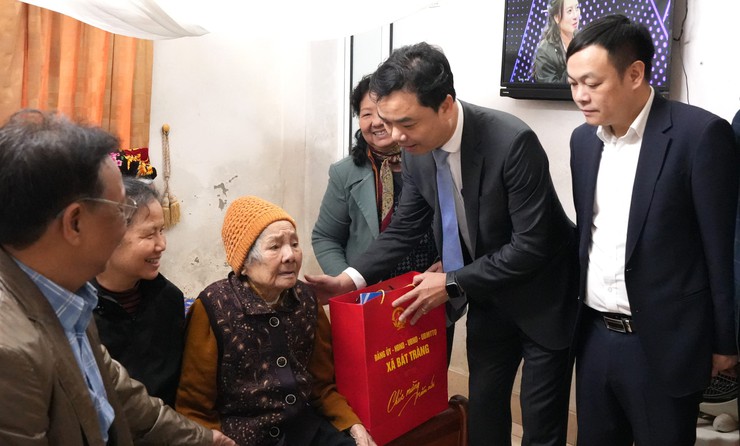 Phó Bí thư Thường trực Đảng uỷ xã Bát Tràng trao Huy hiệu Đảng tại nhà; thăm, tặng quà gia đình chính sách, hộ khó khăn dịp Tết Nguyên đán Bính Ngọ 2026- Ảnh 5.