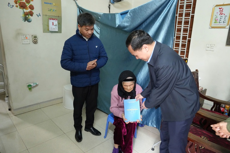 CHỦ TỊCH UBND XÃ VŨ QUỲNH TRAO TẶNG NHÀ TÌNH NGHĨA CHO NGƯỜI CÓ CÔNG VỚI CÁCH MẠNG- Ảnh 2.