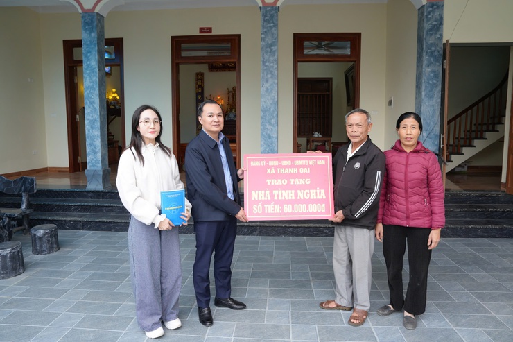 CHỦ TỊCH UBND XÃ VŨ QUỲNH TRAO TẶNG NHÀ TÌNH NGHĨA CHO NGƯỜI CÓ CÔNG VỚI CÁCH MẠNG- Ảnh 1.