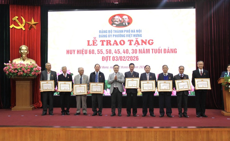 Đảng bộ phường Việt Hưng trang trọng tổ chức lễ trao tặng Huy hiệu Đảng đợt 03/02/2026- Ảnh 5.