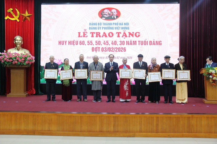 Đảng bộ phường Việt Hưng trang trọng tổ chức lễ trao tặng Huy hiệu Đảng đợt 03/02/2026- Ảnh 1.