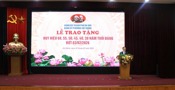 Đảng bộ phường Việt Hưng trang trọng tổ chức lễ trao tặng Huy hiệu Đảng đợt 03/02/2026- Ảnh 2.