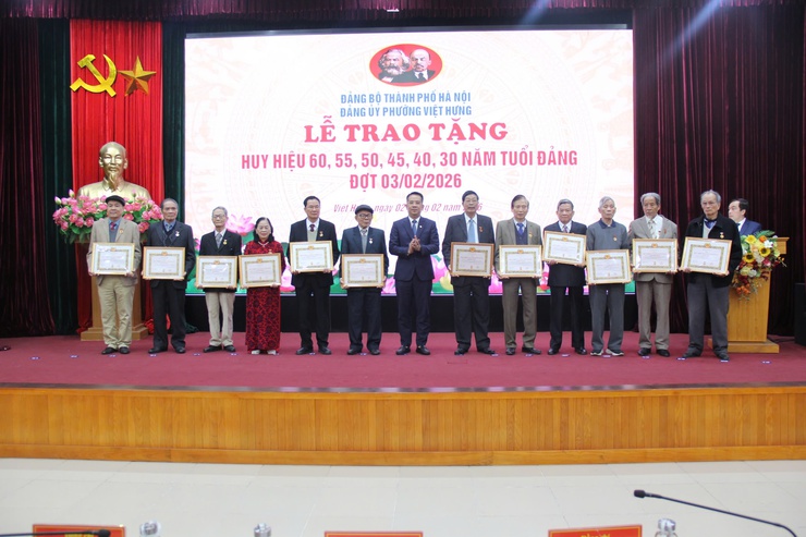 Đảng bộ phường Việt Hưng trang trọng tổ chức lễ trao tặng Huy hiệu Đảng đợt 03/02/2026- Ảnh 4.