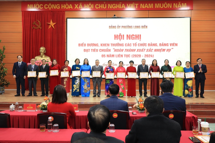 Biểu dương những “đầu tàu” bền bỉ của phường Long Biên- Ảnh 10.