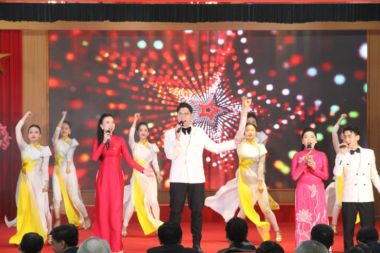 Đảng ủy phường Xuân Phương long trọng tổ chức Lễ kỷ niệm 96 năm ngày thành lập Đảng và trao tặng Huy hiệu Đảng đợt 03/2/2026- Ảnh 8.