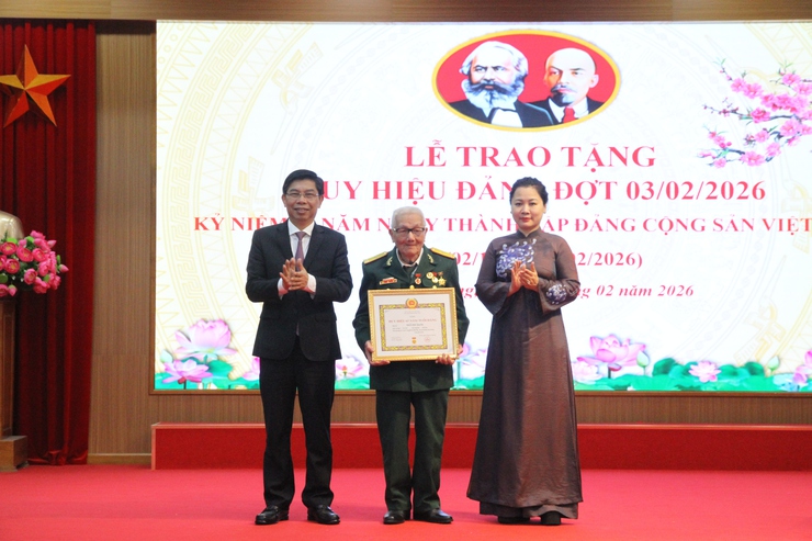 Đảng ủy phường Xuân Phương long trọng tổ chức Lễ kỷ niệm 96 năm ngày thành lập Đảng và trao tặng Huy hiệu Đảng đợt 03/2/2026- Ảnh 4.