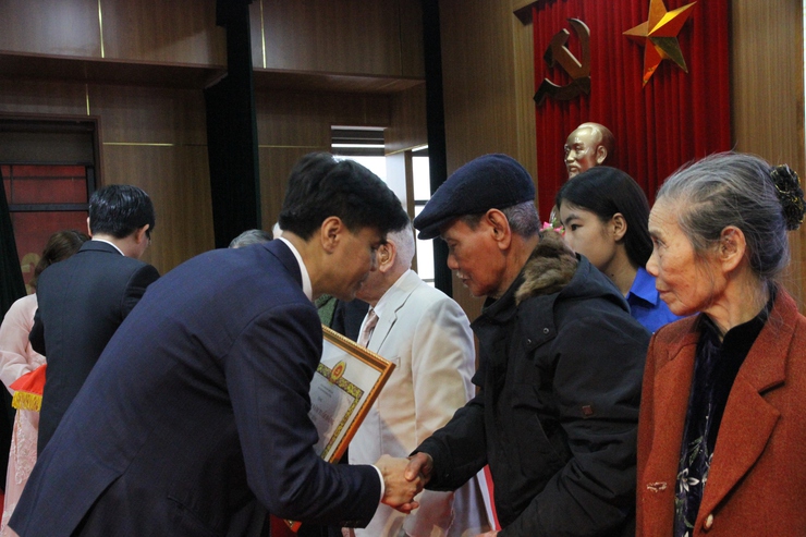 Đảng ủy phường Xuân Phương long trọng tổ chức Lễ kỷ niệm 96 năm ngày thành lập Đảng và trao tặng Huy hiệu Đảng đợt 03/2/2026- Ảnh 12.