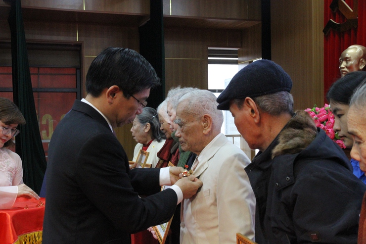 Đảng ủy phường Xuân Phương long trọng tổ chức Lễ kỷ niệm 96 năm ngày thành lập Đảng và trao tặng Huy hiệu Đảng đợt 03/2/2026- Ảnh 5.