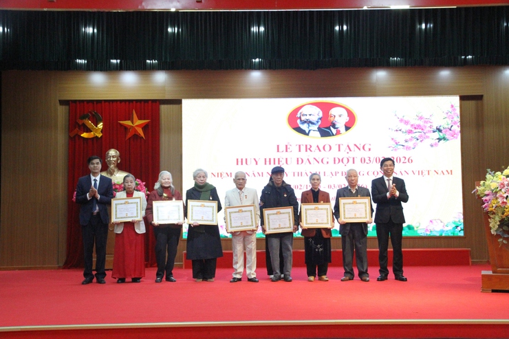 Đảng ủy phường Xuân Phương long trọng tổ chức Lễ kỷ niệm 96 năm ngày thành lập Đảng và trao tặng Huy hiệu Đảng đợt 03/2/2026- Ảnh 11.