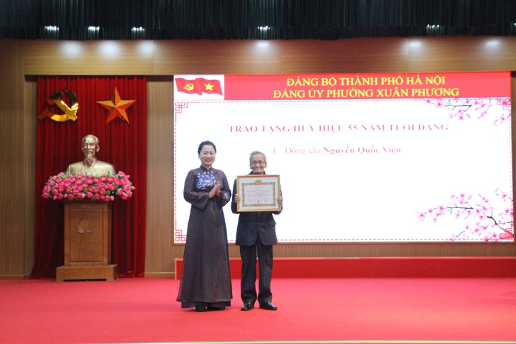 Đảng ủy phường Xuân Phương long trọng tổ chức Lễ kỷ niệm 96 năm ngày thành lập Đảng và trao tặng Huy hiệu Đảng đợt 03/2/2026- Ảnh 6.