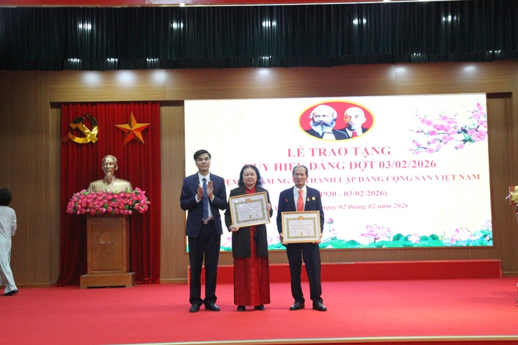 Đảng ủy phường Xuân Phương long trọng tổ chức Lễ kỷ niệm 96 năm ngày thành lập Đảng và trao tặng Huy hiệu Đảng đợt 03/2/2026- Ảnh 13.