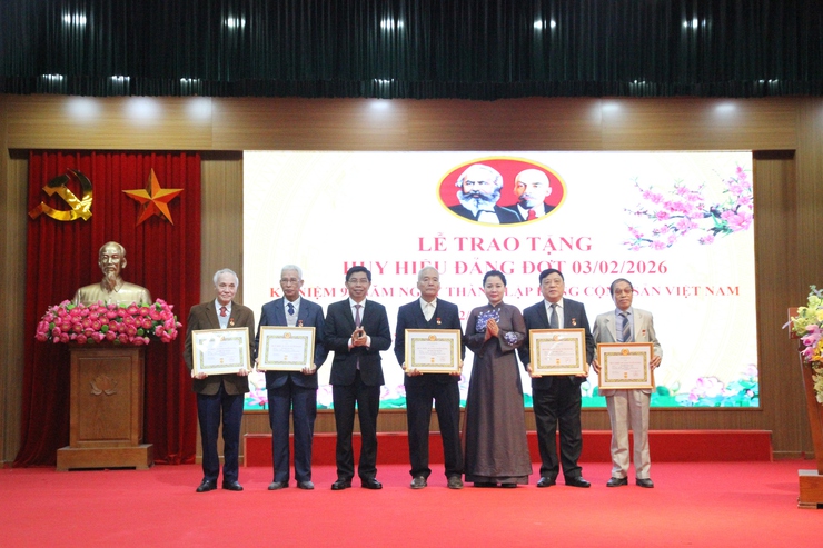 Đảng ủy phường Xuân Phương long trọng tổ chức Lễ kỷ niệm 96 năm ngày thành lập Đảng và trao tặng Huy hiệu Đảng đợt 03/2/2026- Ảnh 14.