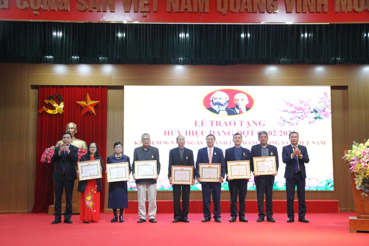 Đảng ủy phường Xuân Phương long trọng tổ chức Lễ kỷ niệm 96 năm ngày thành lập Đảng và trao tặng Huy hiệu Đảng đợt 03/2/2026- Ảnh 15.