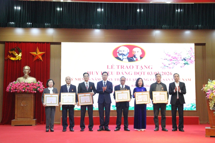 Đảng ủy phường Xuân Phương long trọng tổ chức Lễ kỷ niệm 96 năm ngày thành lập Đảng và trao tặng Huy hiệu Đảng đợt 03/2/2026- Ảnh 16.