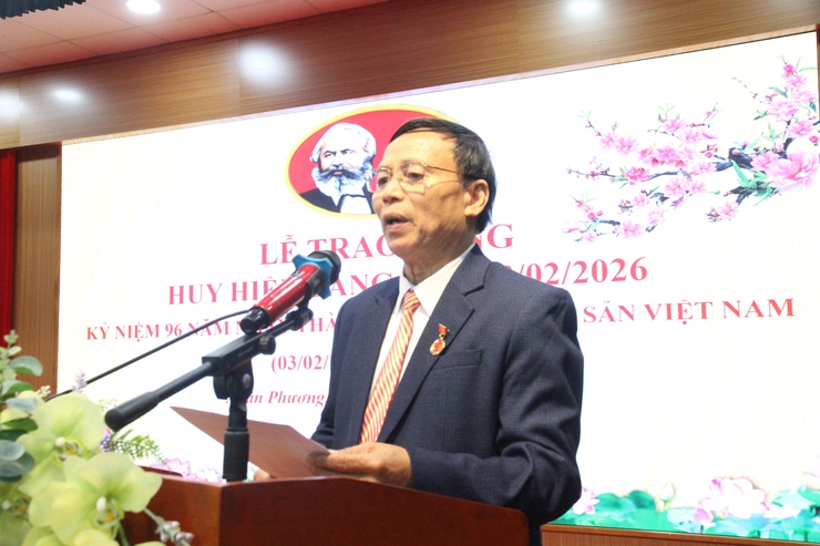 Đảng ủy phường Xuân Phương long trọng tổ chức Lễ kỷ niệm 96 năm ngày thành lập Đảng và trao tặng Huy hiệu Đảng đợt 03/2/2026- Ảnh 7.