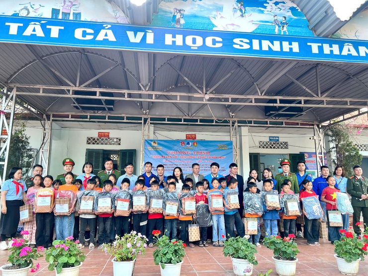 Thiết thực Chương trình “Tháng Ba biên giới- Biên cương Tổ quốc tôi năm 2026”, “Xuân tình nguyện- Tết sẻ chia” của tuổi trẻ Thuận An- Ảnh 2.