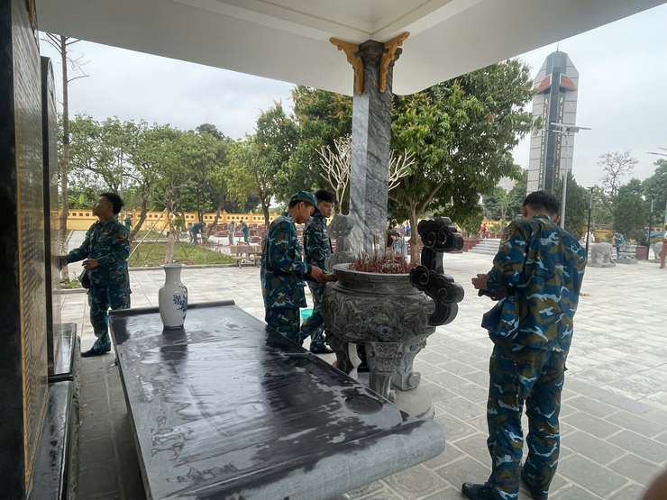 Hơn 100 cán bộ, hội viên, đoàn viên, chiến sỹ dâng hương tưởng niệm- Ảnh 2.