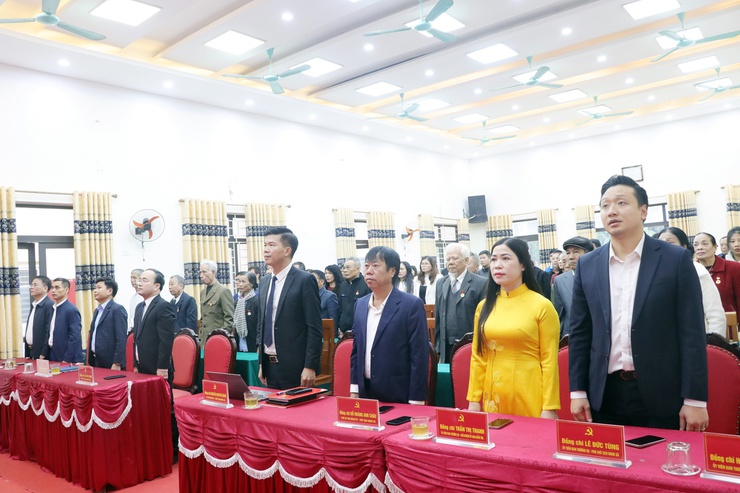 Đảng ủy xã Trần Phú đã long trọng tổ chức Lễ trao tặng Huy hiệu Đảng đợt 3/2- Ảnh 1.