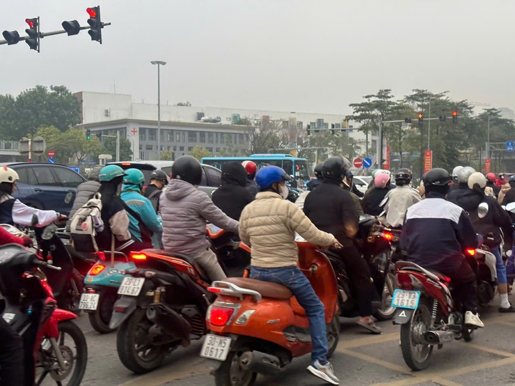 Hà Nội ngày 31/01: nhiều mây, ngày có mưa, mưa nhỏ rải rác, đêm có mưa vài nơi. Trời chuyển rét.- Ảnh 1.