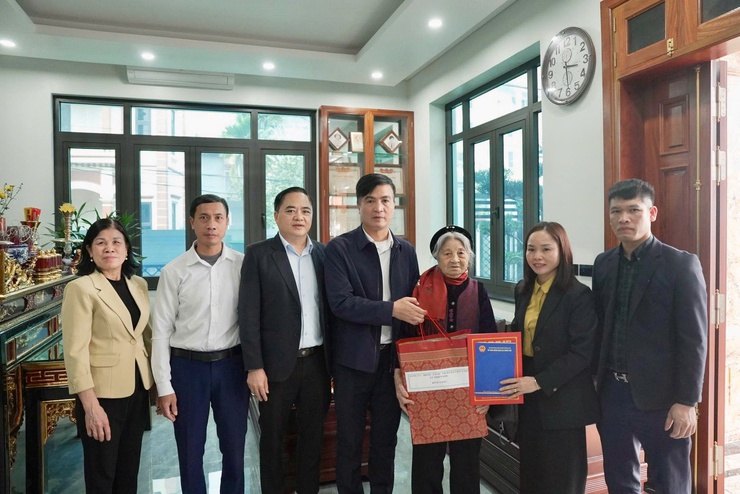 Xã Thiên Lộc tổ chức 11 đoàn đi thăm, tặng quà nhân dịp Tết Nguyên đán Bính Ngọ 2026- Ảnh 9.