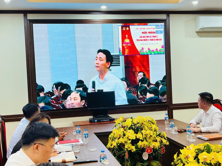 Chiều ngày 30/01/2026, tại trụ sở Đảng ủy – Ủy ban MTTQ phường Đông Ngạc. Đảng ủy phường Đông Ngạc đã tổ chức tiếp sóng Hội nghị giao ban Thành phố Hà Nội với cơ sở tháng 01 năm 2026- Ảnh 5.