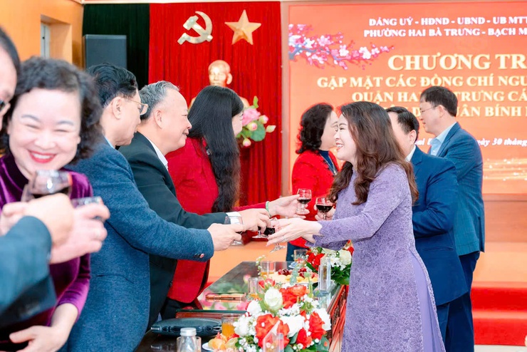 Ấm áp, nghĩa tình - 3 phường Hai Bà Trưng, Bạch Mai, Vĩnh Tuy tổ chức buổi gặp mặt các đồng chí nguyên lãnh đạo quận Hai Bà Trưng qua các thời kỳ nhân dịp Tết Nguyên đán Bính Ngọ 2026.- Ảnh 7.