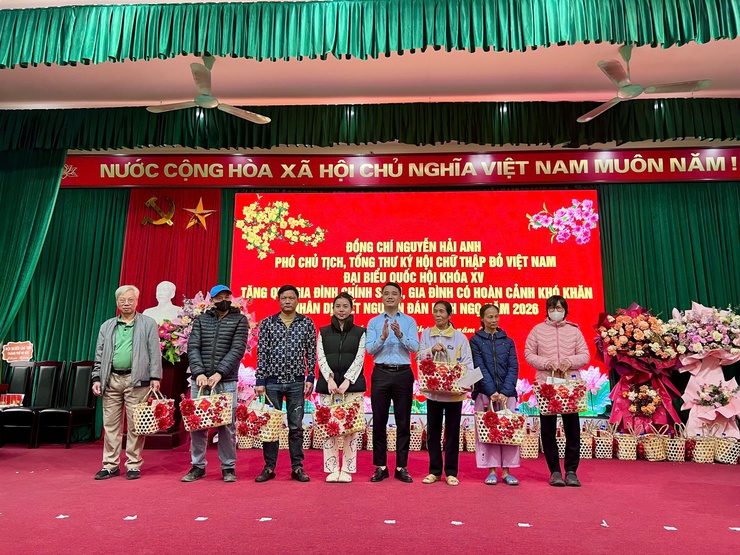 ĐỒNG CHÍ NGUYỄN HẢI ANH – PHÓ CHỦ TỊCH, TỔNG THƯ KÝ TRUNG ƯƠNG HỘI CHỮ THẬP ĐỎ VIỆT NAM THĂM VÀ TRAO QUÀ TẾT CHO CÁC HỘ GIA ĐÌNH KHÓ KHĂN- Ảnh 5.